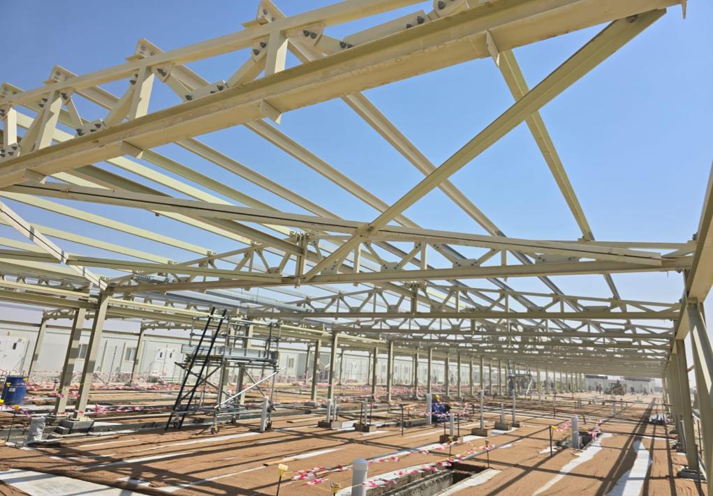 Steel roof trusses over the Pack-4 kitchen and staff facility